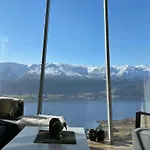 Деревянный коттедж Engeset Trehytter *
